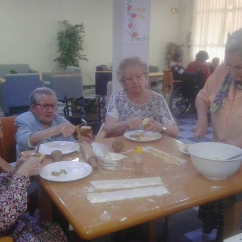 Villa del Tratado ancianas preparando comida