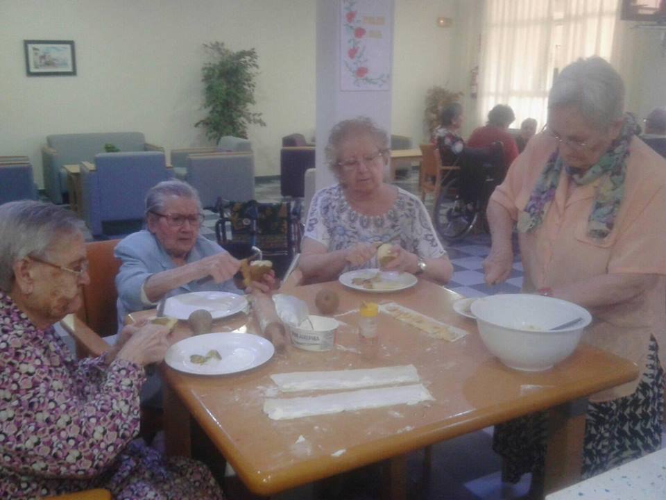 Villa del Tratado ancianas preparando comida