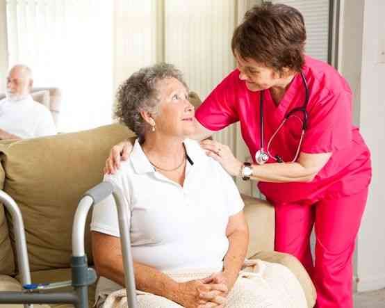 enfermera con anciana
